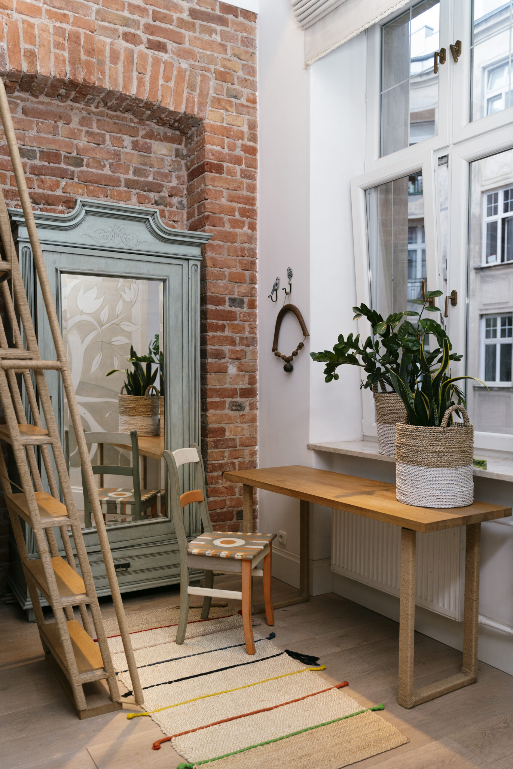 boho-style-interior-with-brick-wall